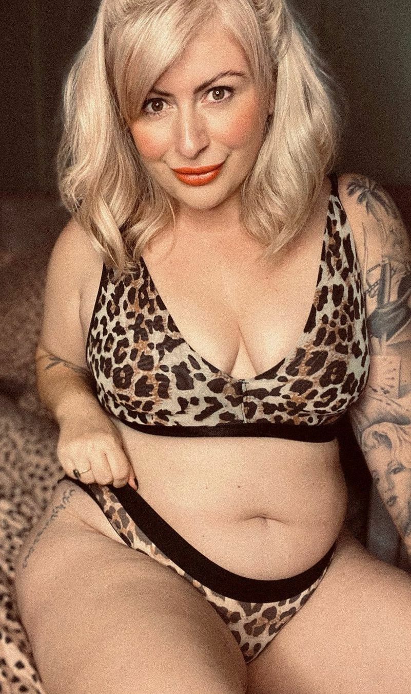 Curvy british milf loves to pose and tease — 54