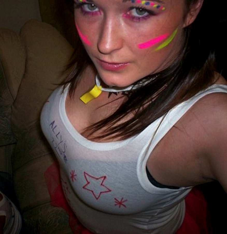 British UK girls showing sexy shaven armpits — 47