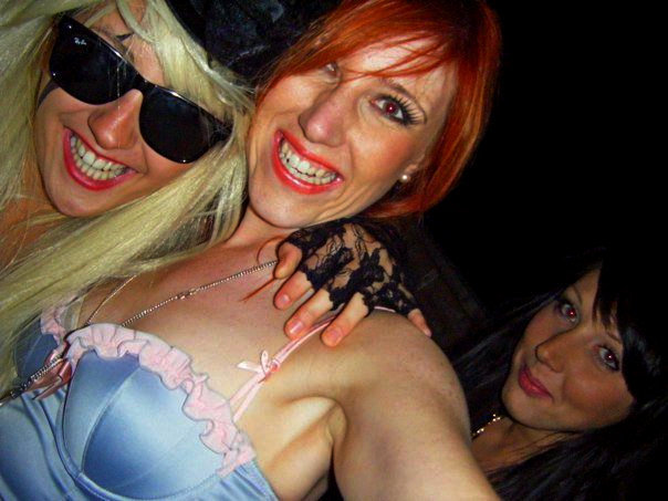 British UK girls showing sexy shaven armpits — 37