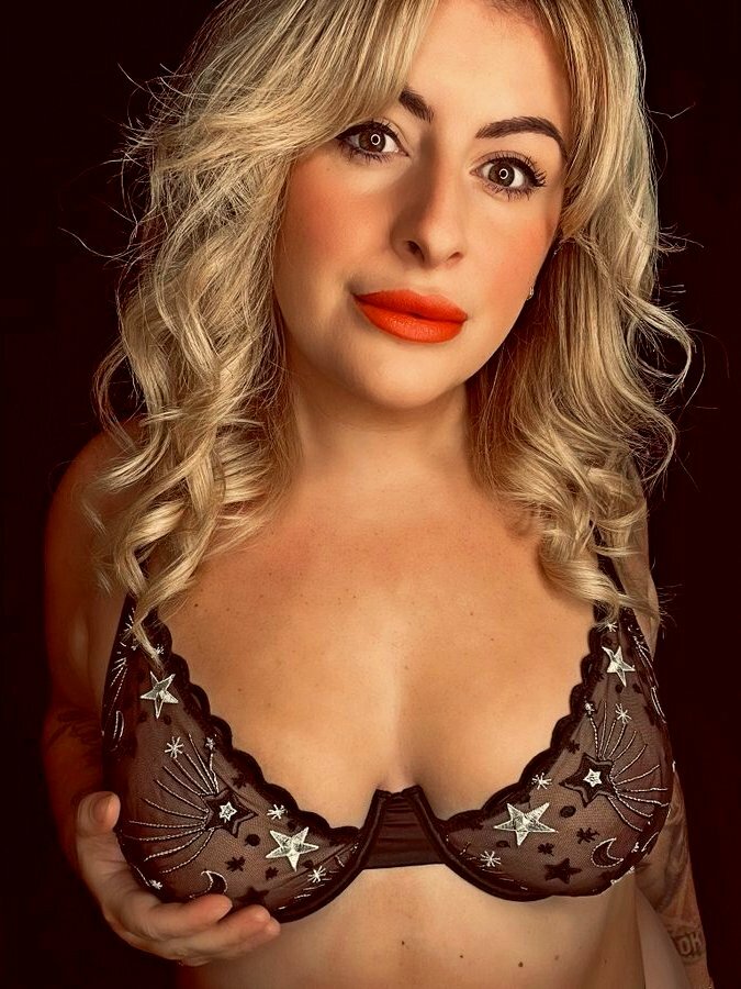 Curvy british milf loves to pose and tease — 36