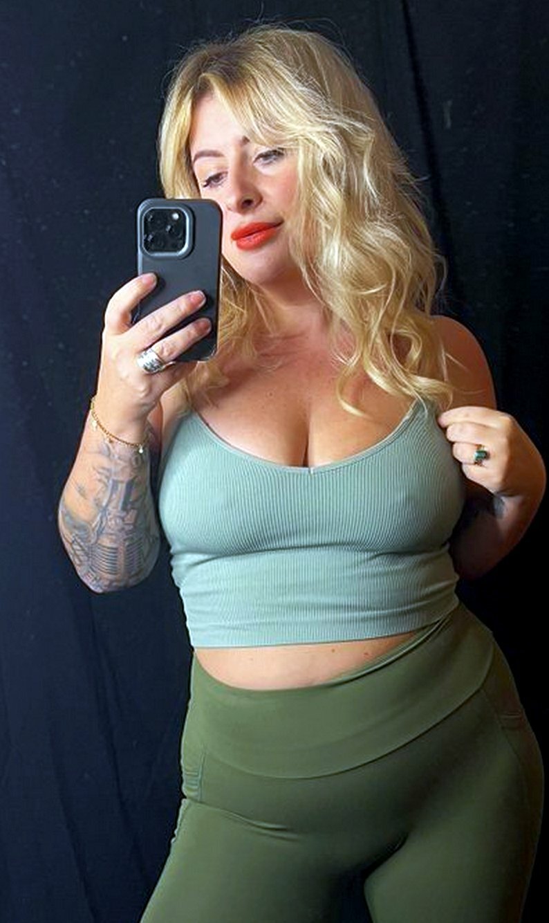 Curvy british milf loves to pose and tease — 26