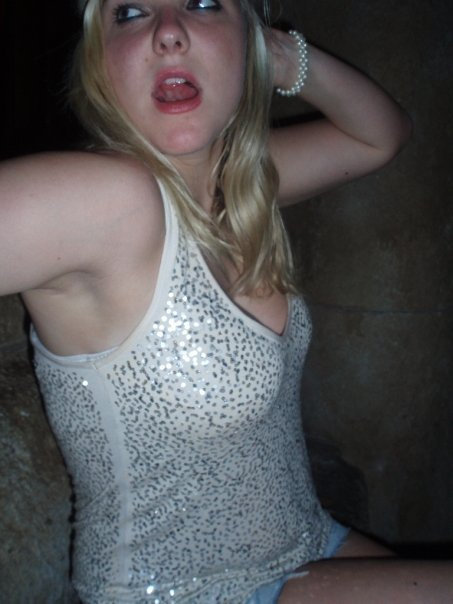 British UK girls showing sexy shaven armpits — 10