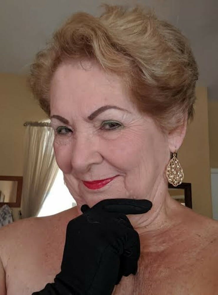 Oldslut with red lipstick — 7